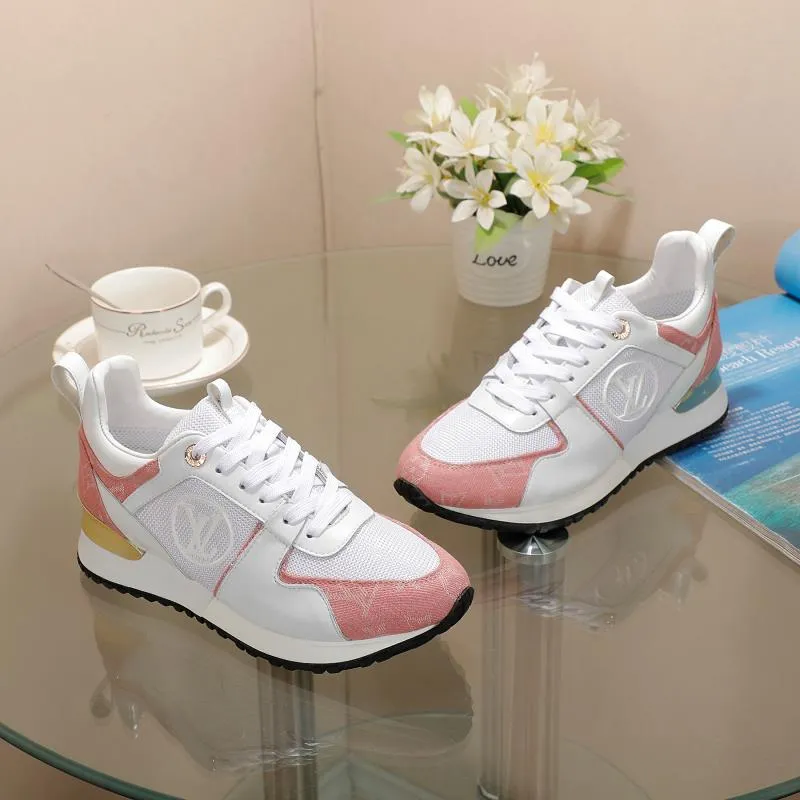 👟👟Ex-factory price 400👟👟 Men's size +10 Couple style, 2019 spring and summer new LOUIS VUITTON The same style of casual sports shoes is launched on Louis Vuitton's official website. Fabric: imported cowhide/cow velvet/breathable mesh, (imported mesh with silicone LV logo), rubber combination outsole, 2cm behind the sole, built-in 0.5cm comfortable feet, size 35-41 for women, 39-46 for men, welcome new and old customers to repost pictures for sale
